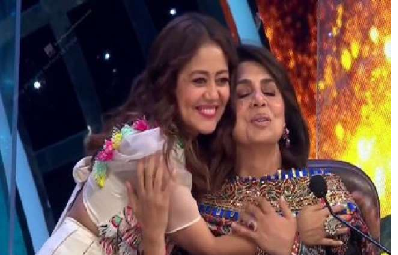 नीतू कपूर ने नेहा कक्कड़ को दिया शगुन का लिफाफा